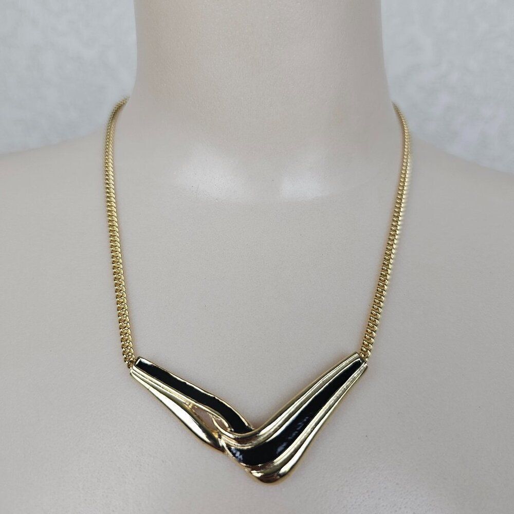 Vintage Black Enamel V Cut Out Necklace 16.5"‎ Curb Chain Choker Gold Tone Metal